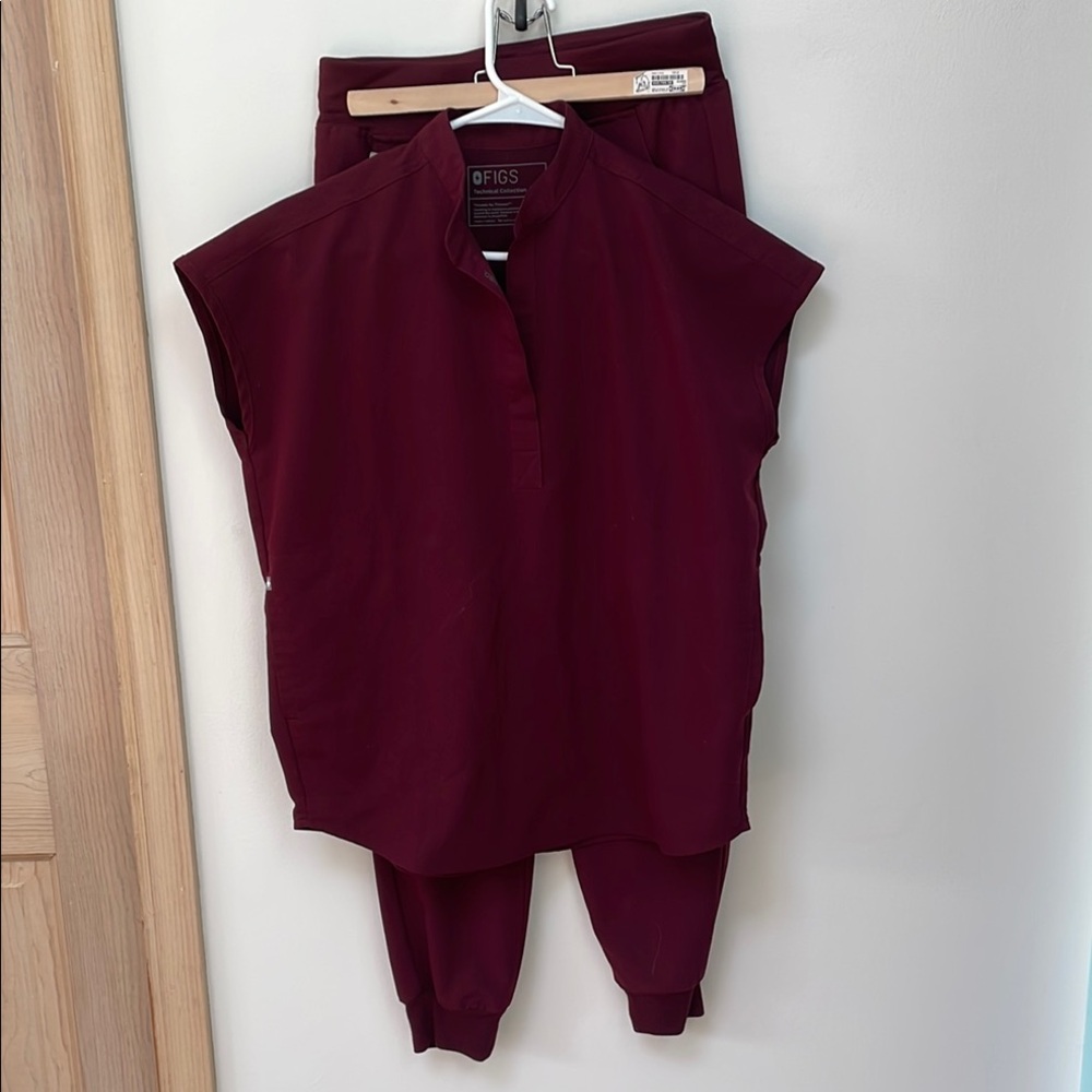 Figs Womenโs Scrub Set in Wine/Burgundy